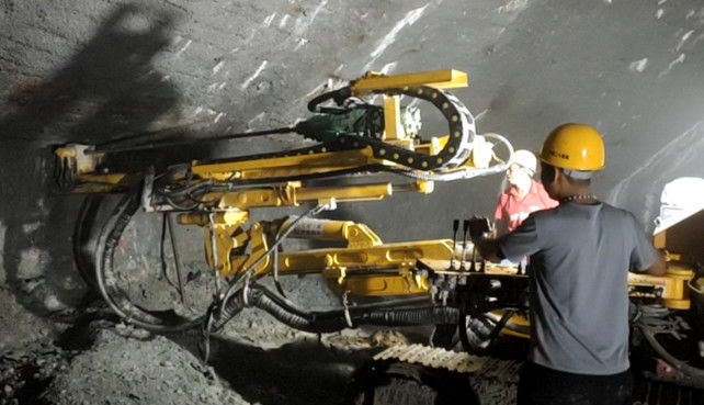 การก่อสร้างอุโมงค์ รูปแบบ Crawler Rock Drill Rig 18kw พลังการกระแทก R32/R38/T38/T45 Shank